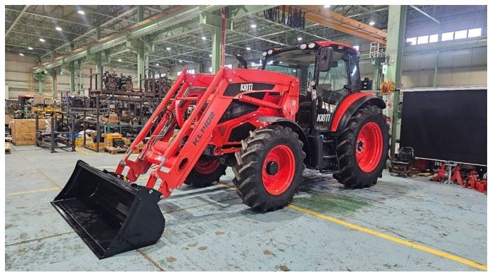 Tractor Kioti cu &icirc;ncărcător frontal &ndash; ghid de siguranță pentru operarea corectă